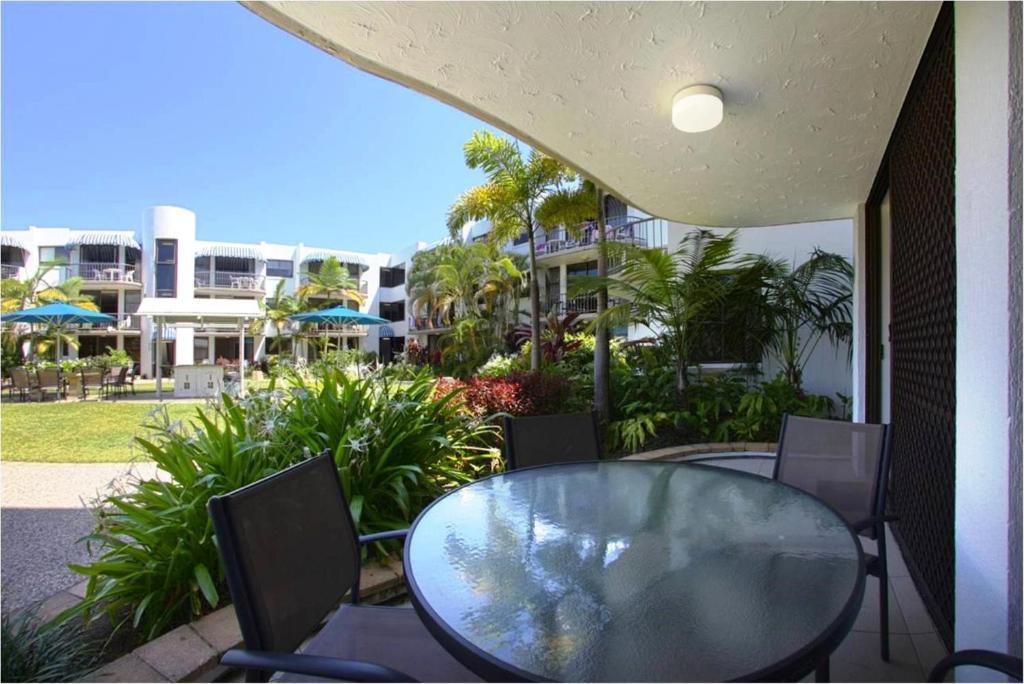 Headland Tropicana Resort Alexandra Headland Bagian luar foto